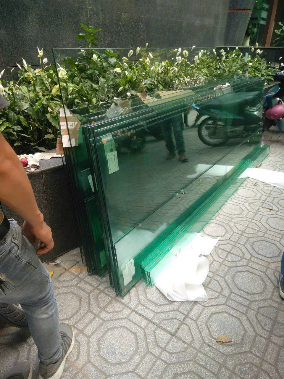 Nhiều tấm kính xanh được xếp ngay ngắn tại khu vực giao nhận ngoài trời